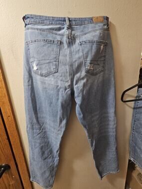 American Eagle Distressed Mom Jeans Light Wash  14 Short